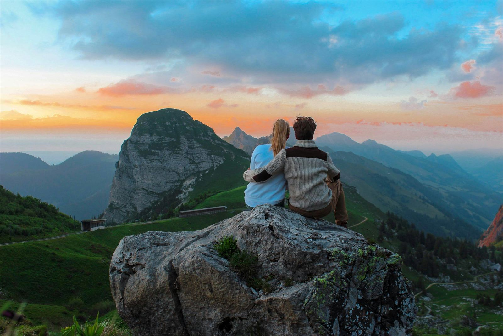 Paar mit Blick über die Schweizer Bergwelt – Sinnbild für Weitblick und Zukunft